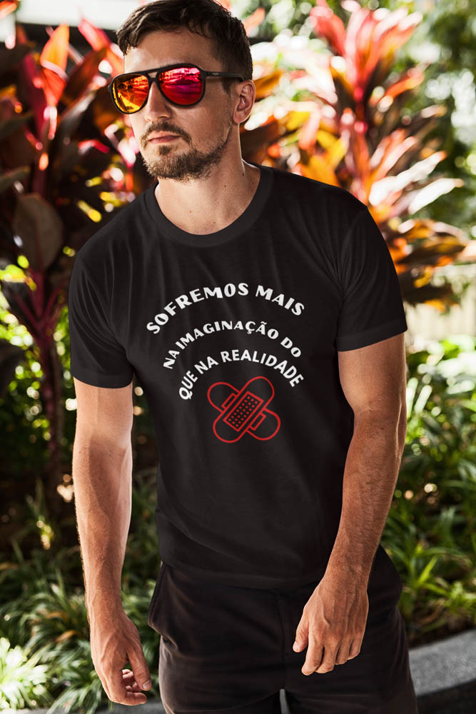 Camisa Masculina Preta Frase Seneca Sofremos mais na imaginação do que na realidade